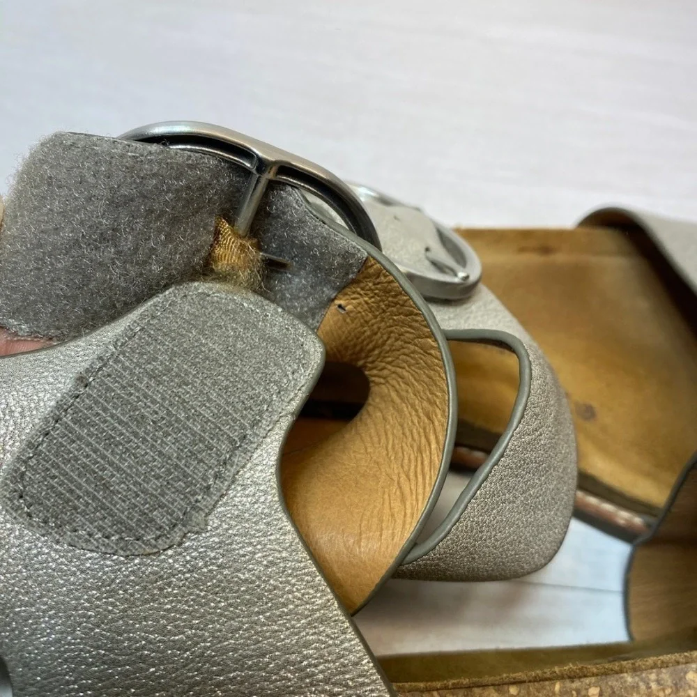 Sofft Womens 10M Sandal Flat Metallic Silver Leather Buckle SF0015897 Comfort